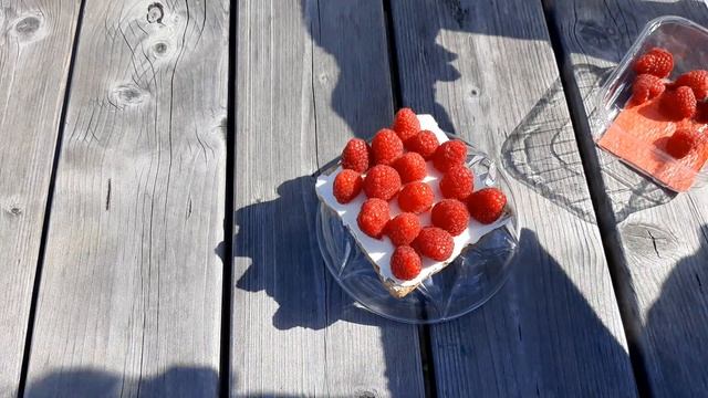 Летний бутерброд. Сочная малина, ароматный мед и орешки смотреть онлайн