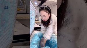 кореянка ест лёд из морозилки