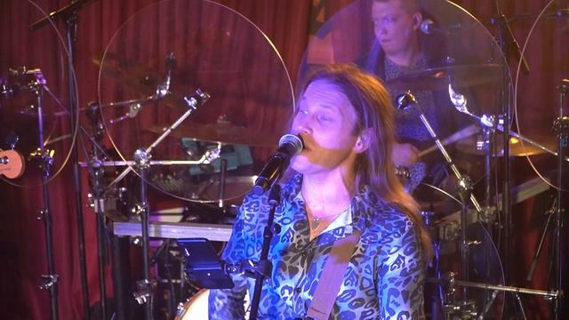 Крутое исполнение песни  "Жить в кайф" ( Макс Корж cover)