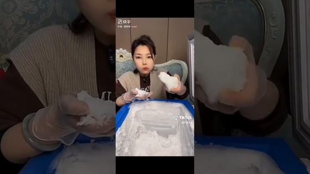 кореянка ест сугробы снега из морозилки! смотреть онлайн