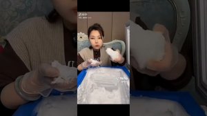 кореянка ест сугробы снега из морозилки!