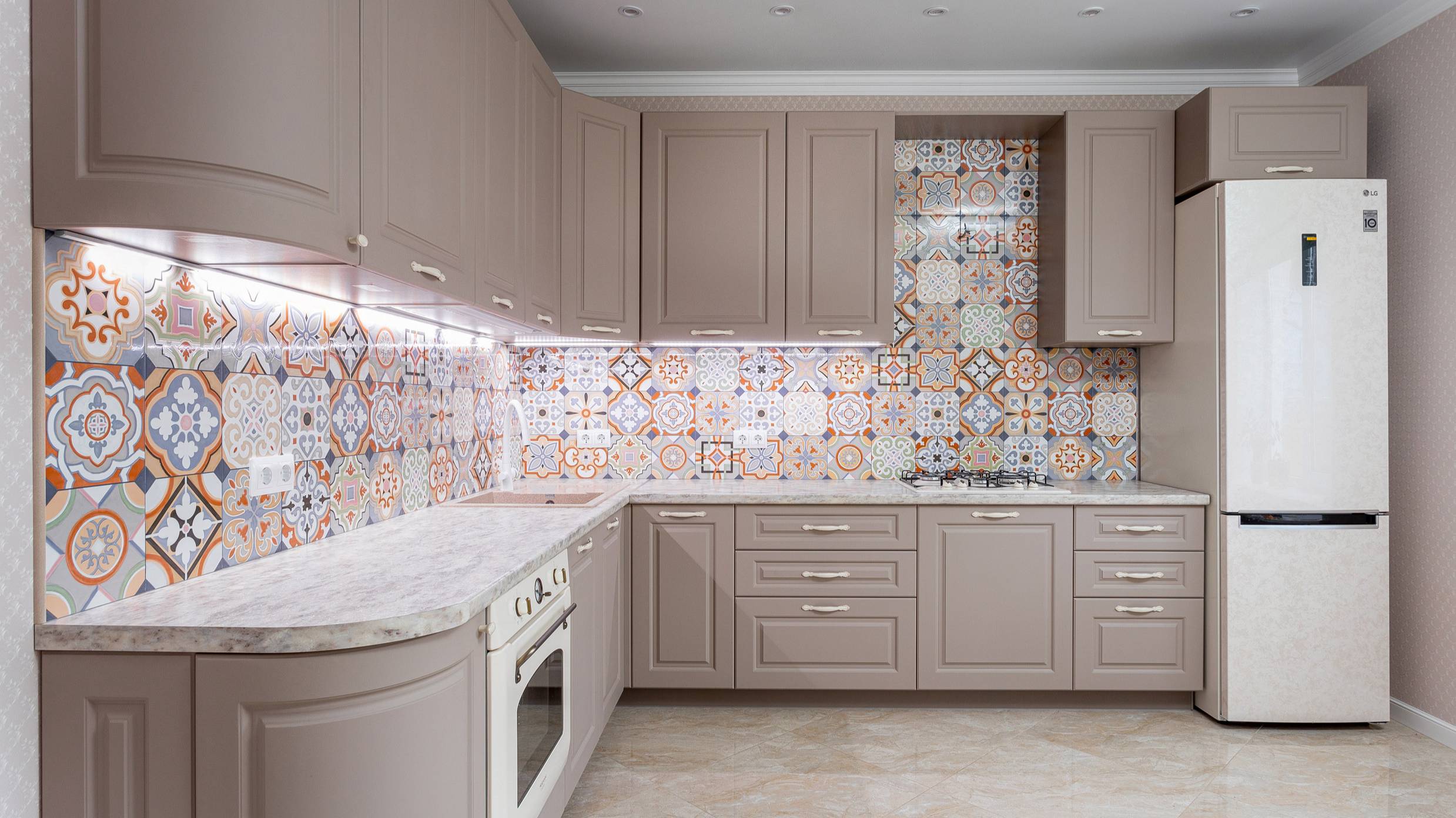 Кухня неоклассическая в нежных тонах