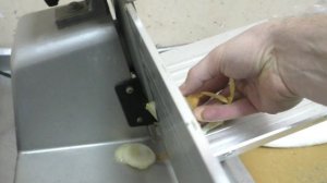 Как работает слайсер для нарезки колбасы?