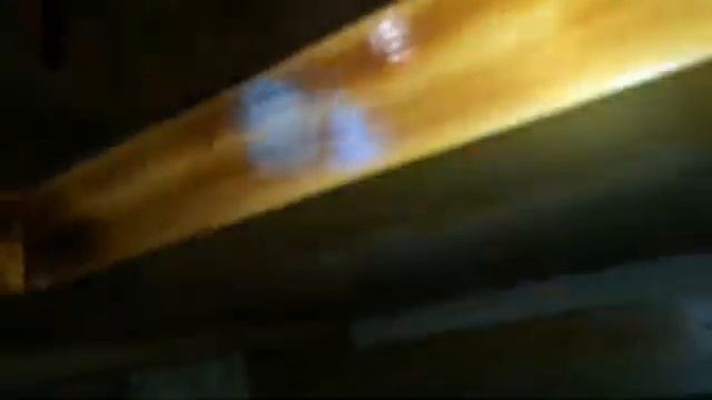 Стол в гардеробной.