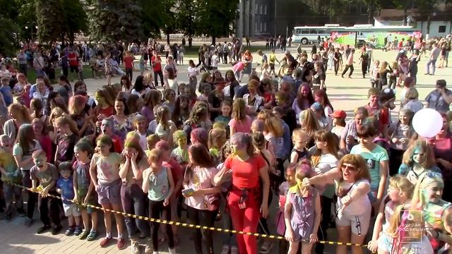 Фестиваль Красок - сделаем мир добрее. День последнего звонка #топыкатегорий смотреть онлайн