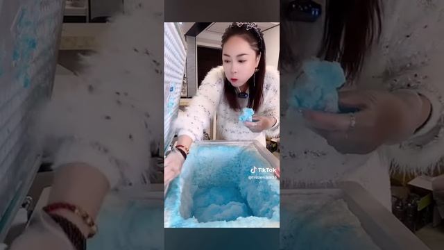 ест снег горстями из морозилки! смотреть онлайн