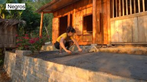 Дорис 3. Дорис заливает площадку перед домом и работает в огороде.