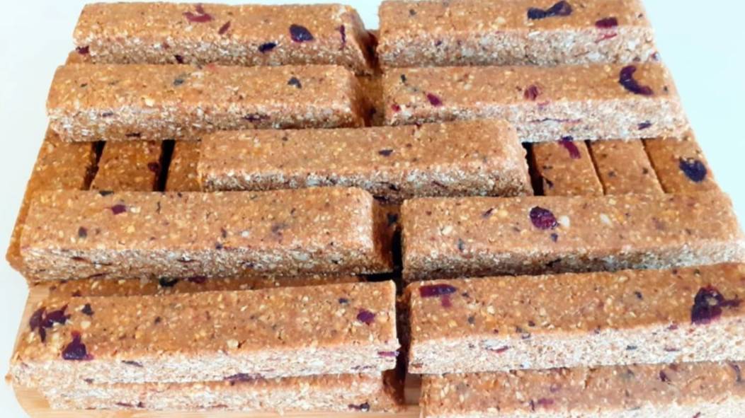 Батончики с овсянкой, орехами и сухофруктами. Мюсли гранола в батончиках. смотреть онлайн