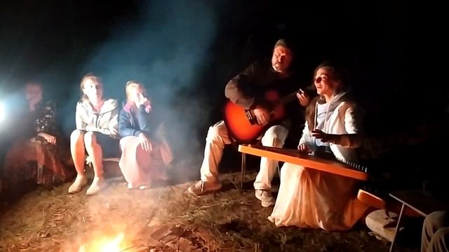 Юрий Таланов и Мария Ладамира у костра на фестивале Уральский Хоровод - 2023 смотреть онлайн