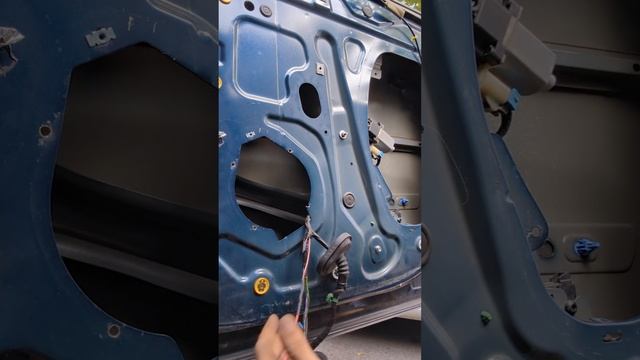 Window WORKS Again!! Fixing a Broken Wire In The Door Harness! смотреть онлайн