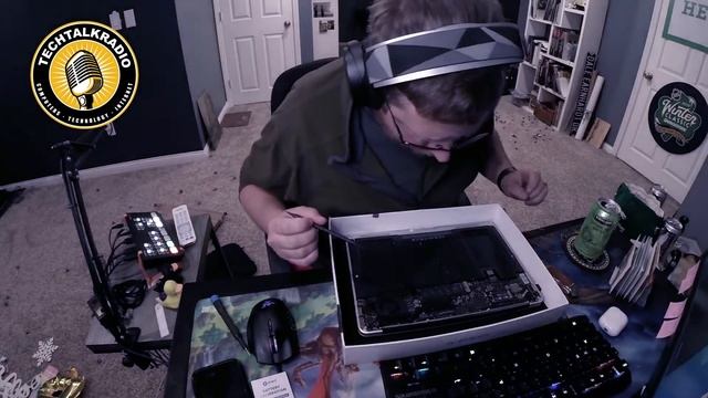 TechtalkRadio - Shawn uses an iFixit Kit to replace the Macbook Battery смотреть онлайн