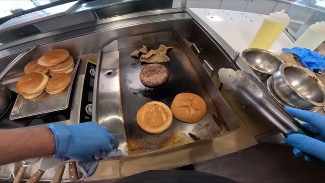 POV cooking: it's Burger Day, but with a small grill 👌😊👍 смотреть онлайн