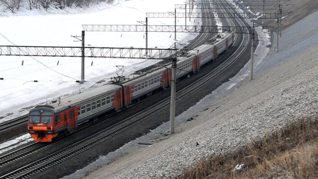 Электропоезда ЭД9Э-0060 и ЭД9М-0056