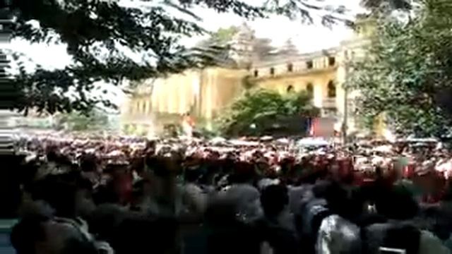 Sept 25 - Monks march from Sule Pagoda to Bohtataung Pagoda смотреть онлайн