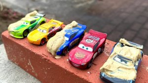 Тачки прыжок в грязевой бассейн! Для детей