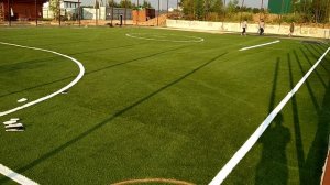 Укладка искусственного газона на мини футбольном поле