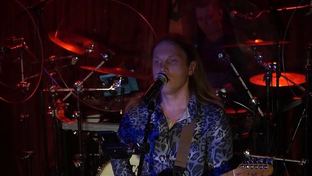 Эта версия дала вторую жизнь популярной некогда песне "Седьмой лепесток"