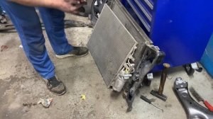 Демонтаж, мойка радиаторов и обслуживание вентиляторов на дизельном Вольво хс60.