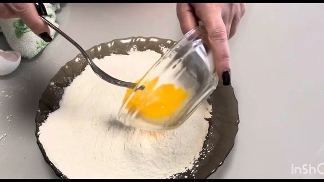 Замешиваю тесто на пельмени🥟Такое тесто эластично, не рвется, не прилипает и не разваривается👌 смотреть онлайн