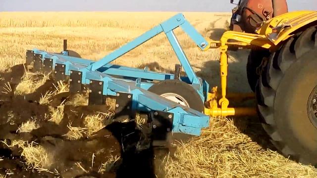 К-701 с плугом ПБС-8 смотреть онлайн