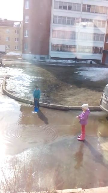 Мальчик 1 small с лопатой ездит по луже, кидает камни смотреть онлайн