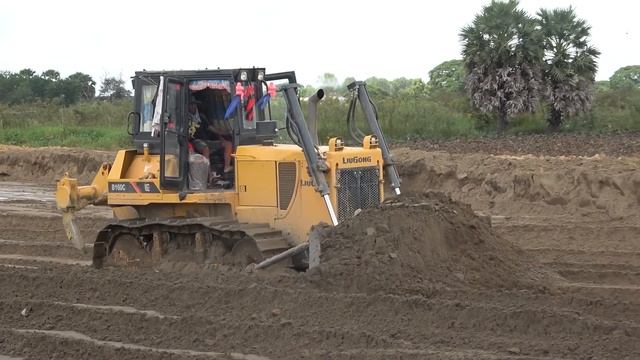dozer Liugong B160C Pushing Sand On The Road смотреть онлайн