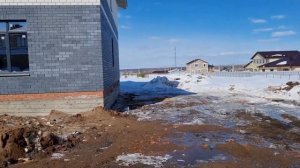 Дом из облицовки серым и белым кирпичами