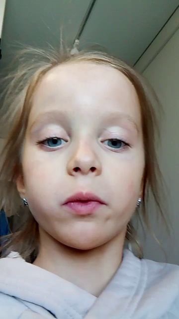 Пробую клубничное желе в виде сердечка😻 смотреть онлайн