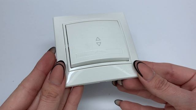 Вимикач прохідний одноклавішний з білою вставкою LEZARD Mira білий смотреть онлайн