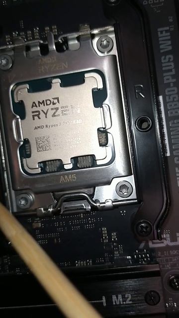 У новых процессоров Ryzen 7 7800X3D выпущенных в 2025 и конце 2024 меньше SMD компонентов чем раньше смотреть онлайн