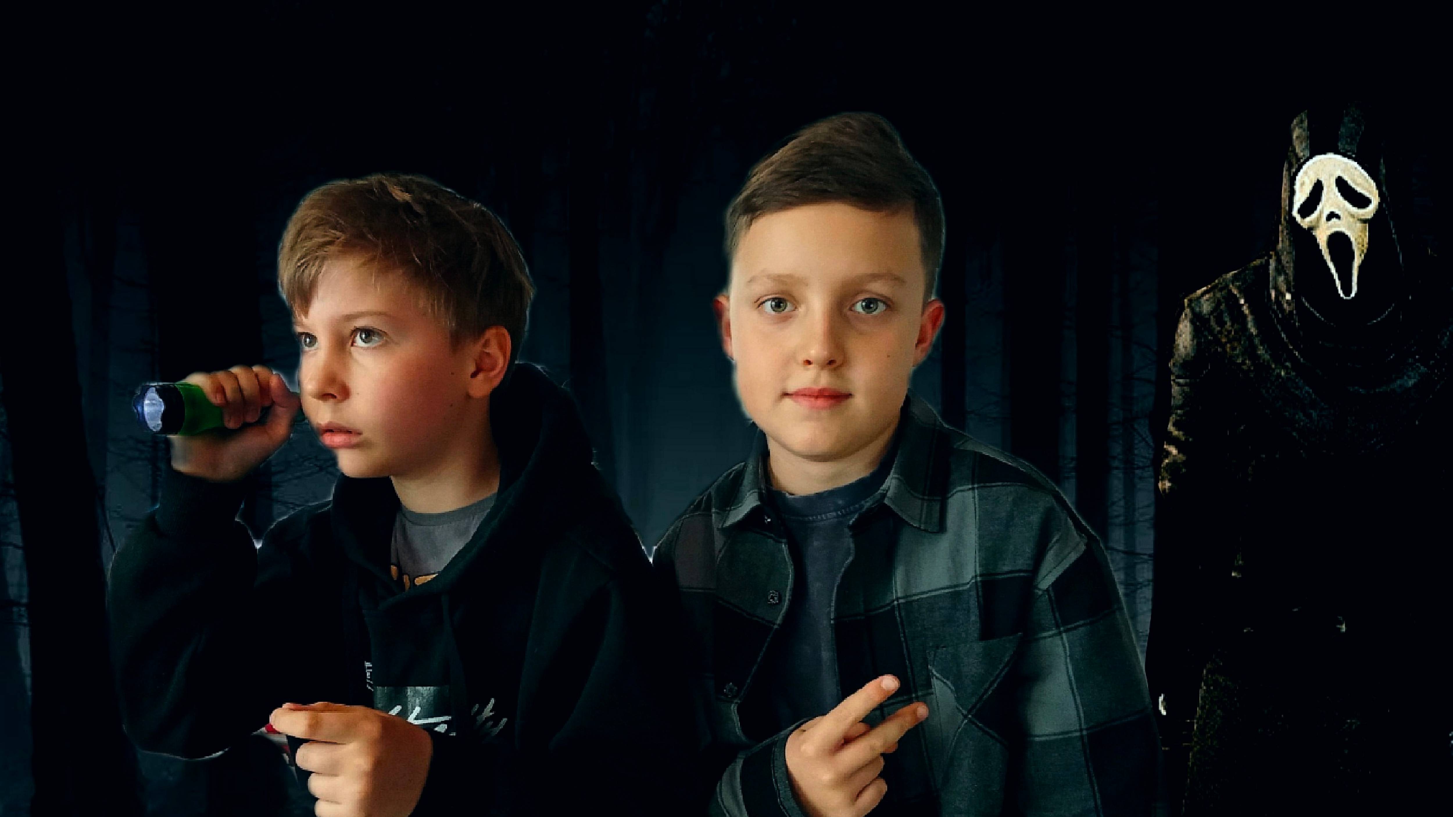 Маньяк преследует моих друзей в страшном лесу Майнкрафт