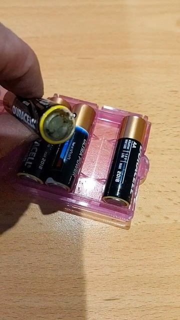 Unused batteries can leak! смотреть онлайн