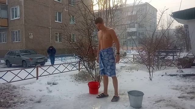 -27°С А я раньше тоже обливалась, кто не обливался, их уже нет,а я видишь жива. Закаливание. смотреть онлайн