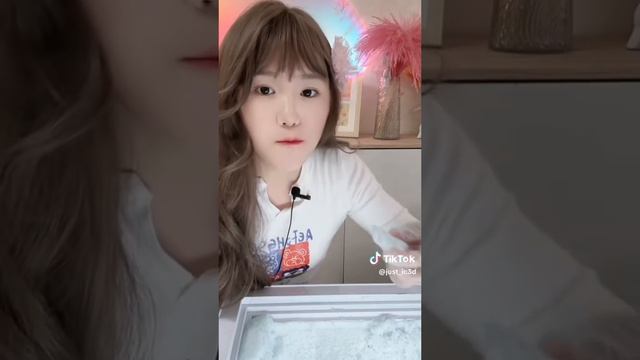 девушка грызёт наледь в своём морозильнике! смотреть онлайн