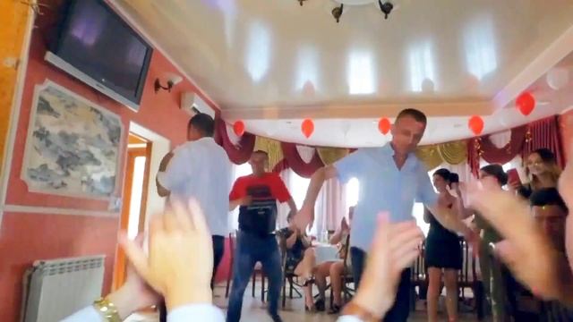 Папы жгут на выпускном своих детей. Кавказские танцы! #топыкатегорий смотреть онлайн