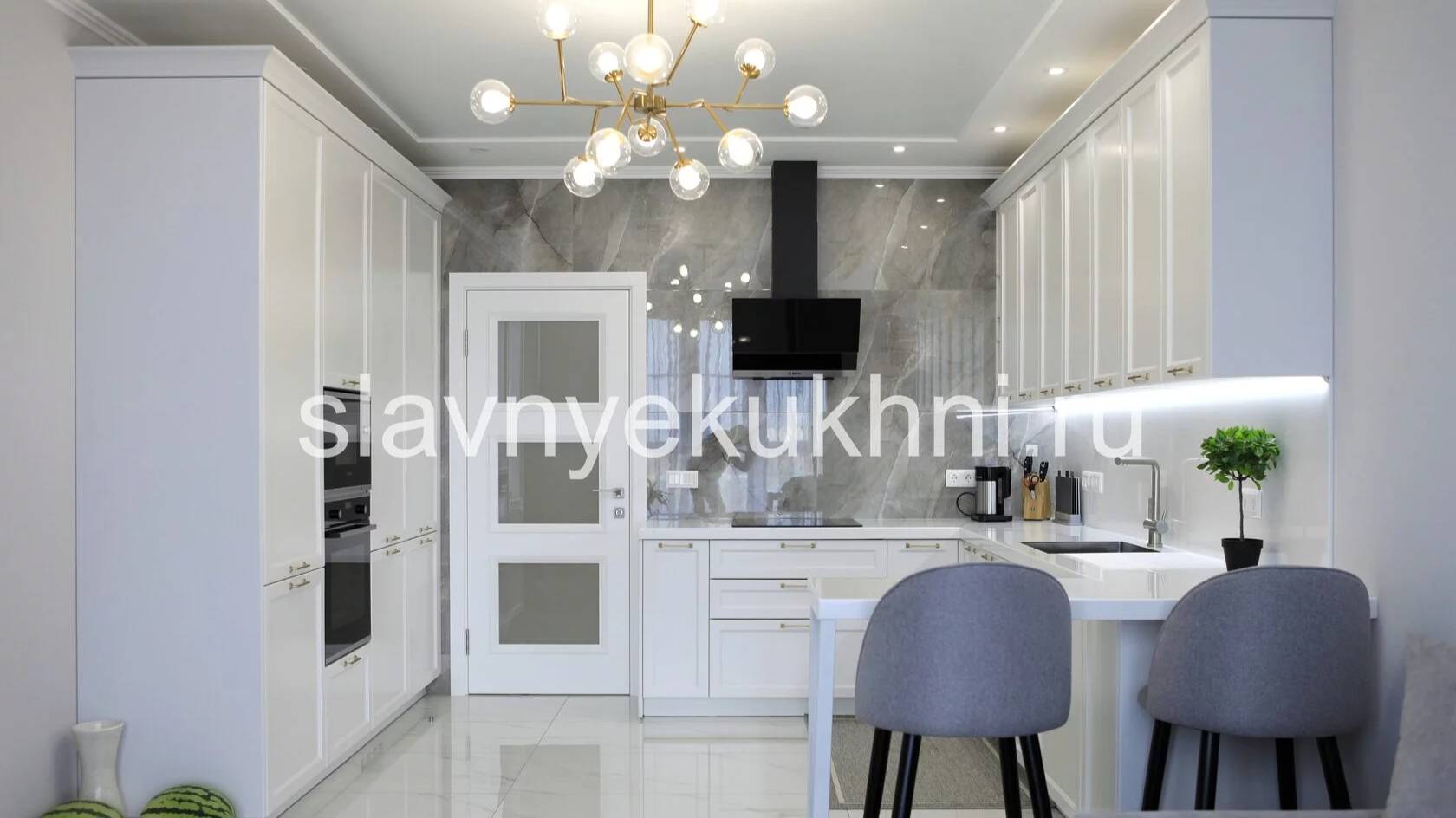 Лаконичная белая кухня