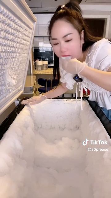 кореянка ест снег и наледь в своём холодильнике! смотреть онлайн