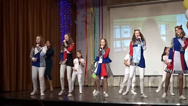 Шоу-группа "Нужные люди" - Гимн Центра творчества "Лефортово" (муз.,сл. Н. и И.Нужины) смотреть онлайн