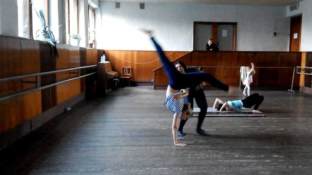 Акробатика. Настя. Переворот вперёд через шпагат на одну ногу. Тренер: Даяна Ерёмина смотреть онлайн