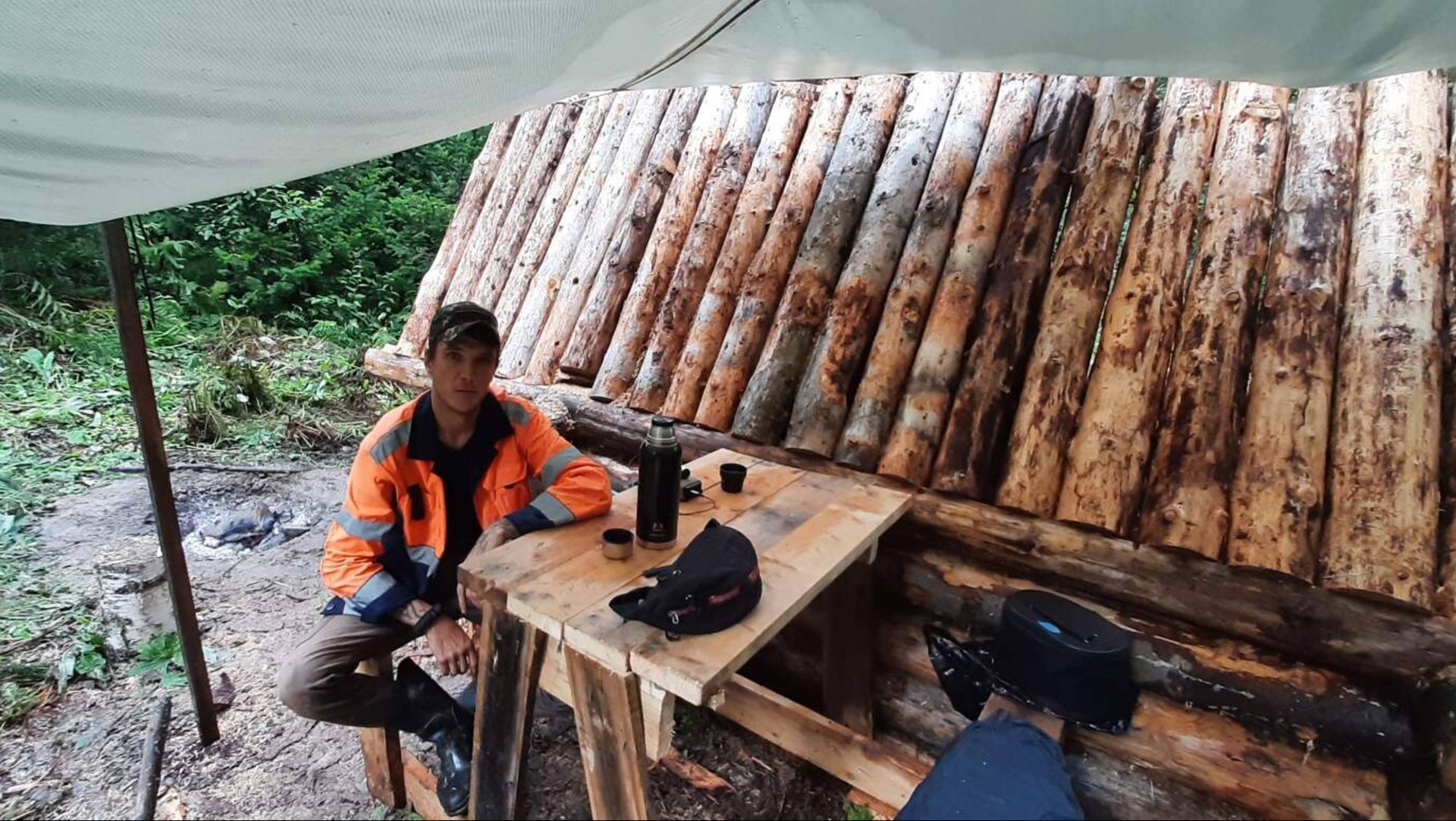 СТРОЮ ИЗБУ В ОДИНОЧЕСТВЕ. ПОПАЛ В ГРОЗУ. СДЕЛАЛ СКАМЬЮ И СТОЛ _ЛЕС ЧУДЕС_ ГОТОВЛЮ МАТЕРИАЛ НА ПОЛ. смотреть онлайн