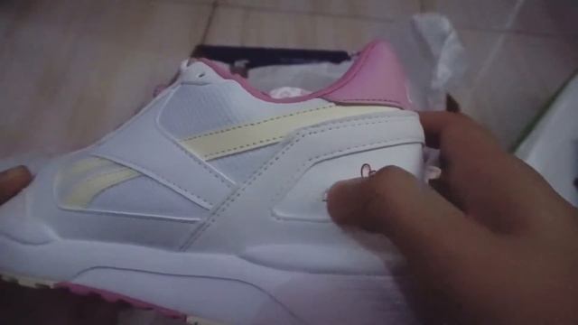 Unboxing BT21 x Reebok Royal Bridge 2.0 Cooky смотреть онлайн