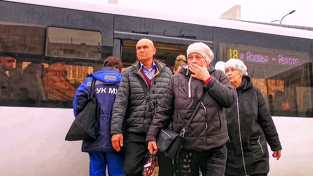 МАРИУПОЛЬ Жители Возвращаются и Не узнают свой город🕍Восстановление и Жизнь Сегодня смотреть онлайн