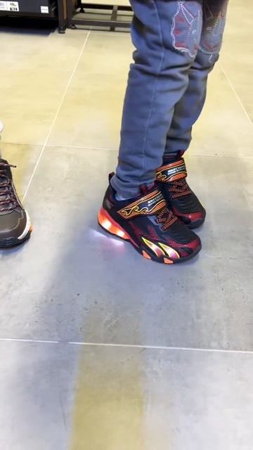 Sketchers Shoes | Shopping Day at Swindon Outlet смотреть онлайн