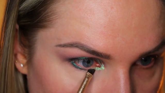 Multichrome eye makeup created with Lightwork 3 palette by Danessa Myricks смотреть онлайн