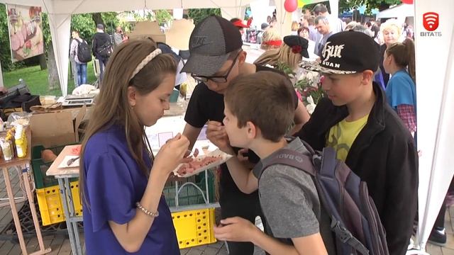 Найбільший бутерброд із салом у Вінниці розмели за хвилини, новини 2018-05-21 смотреть онлайн