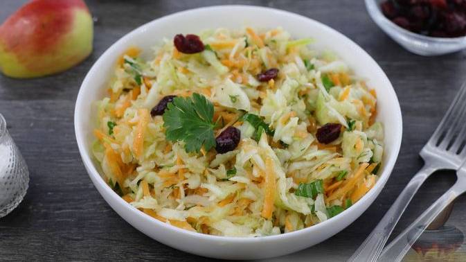 Лёгкий салат с интересной заправкой. КАПУСТНЫЙ САЛАТ С ЯБЛОКАМИ