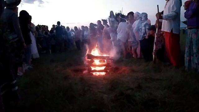 На Купалу прыгаем через костер на фестивале Планета Любви смотреть онлайн