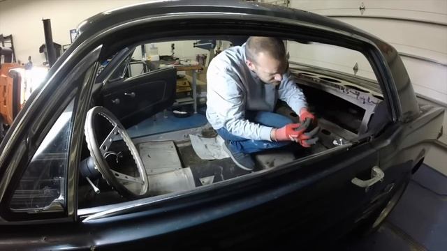Removing Glass And Interior From A 66 Mustang смотреть онлайн