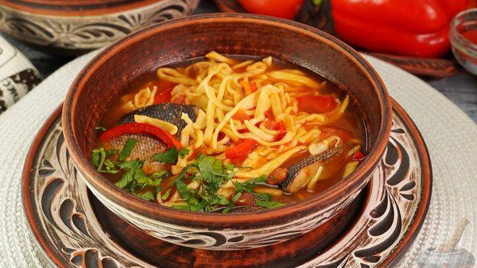 Наваристая уха с домашней лапшой. ХАЛАСЛЕ ПО-КАЛОЧСКИ