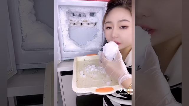 огромный снежный ком ест кореянка! смотреть онлайн